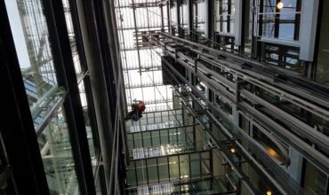 4-Abseiltechnieken-rope-access-Dolmans-atrium-reiniging-Delft-e1497253110434