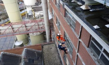 4-Abseiltechnieken-rope-access-ramenwassen-op-hoogte
