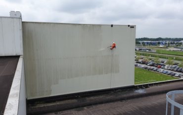 2 Gevelreiniging op hoogte door Abseiltechnieken rope access