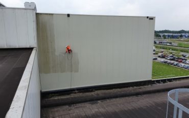 3 Gevelreiniging op hoogte door Abseiltechnieken rope access