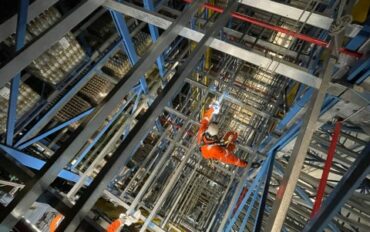 1-Abseiltechnieken-onderhoud-op-hoogte-distributiecentrum-rope-access.jpg