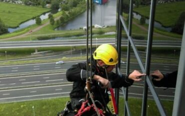 1-abseiltechnieken-herstelwerk-schoutentoren-rope-access-kitwerk.jpg