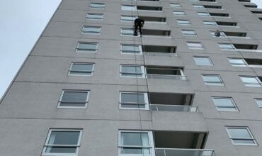 2-Abseiltechnieken-gevelinspectie-woontoren-Rotterdam.jpg
