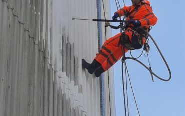 2-Abseiltechnieken-gevelreiniging-op-hoogte-zonder-manbak.jpg