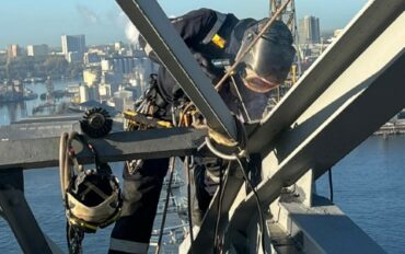 3-rope-access-crane-spot-repair-Damen-Shiprepair-Amsterdam-2022.jpg