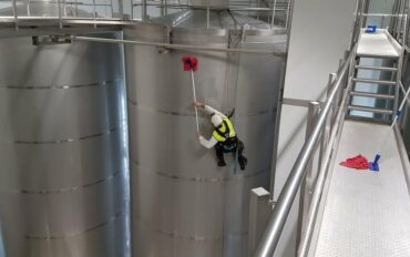 4-Abseiltechnieken-reinigen-oplevering-zuivelfabriek-rop-access.jpg