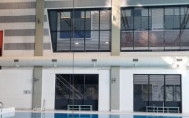 2 Monteren boven zwembad abseiltechnieken