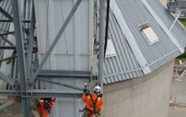 2 Rope access spot repair Eneco Abseiltechnieken