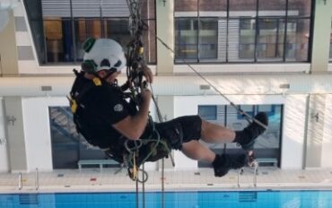 3 Monteren boven zwembad abseiltechnieken