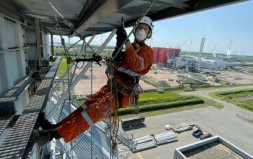 3 Rope access spot repair Eneco Abseiltechnieken