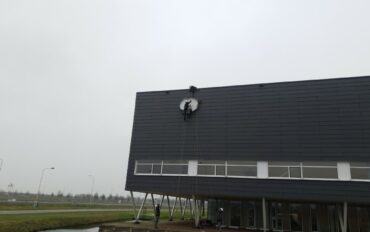 4 Abseiltechnieken monteren lichtreclame boven water rope access advertising (Middel)