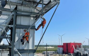 4 Rope access spot repair Eneco Abseiltechnieken