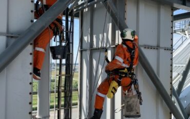 6 Rope access spot repair Eneco Abseiltechnieken