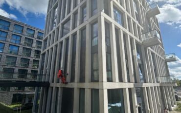 4 Abseiltechnieken gevelreiniging Amsterdam rope access reinigen op hoogte