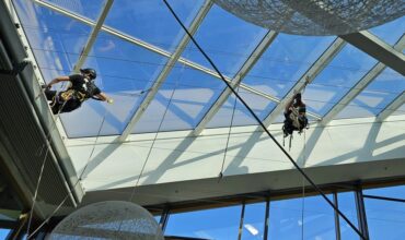 1 Reinigen atrium op hoogte Amsterdam Abseiltechnieken rope access