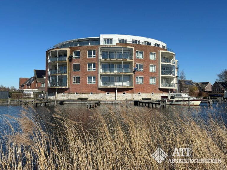 3 gevelreiniging boven water abseiltechnieken rope access - kopie
