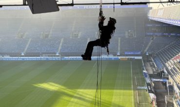2 Abseiltechnieken rope access voetbalstadion onderhoud ophoogte sc heerenveen