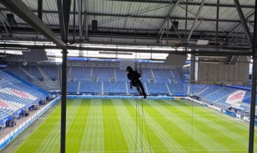 3Abseiltechnieken rope access voetbalstadion onderhoud ophoogte sc heerenveen